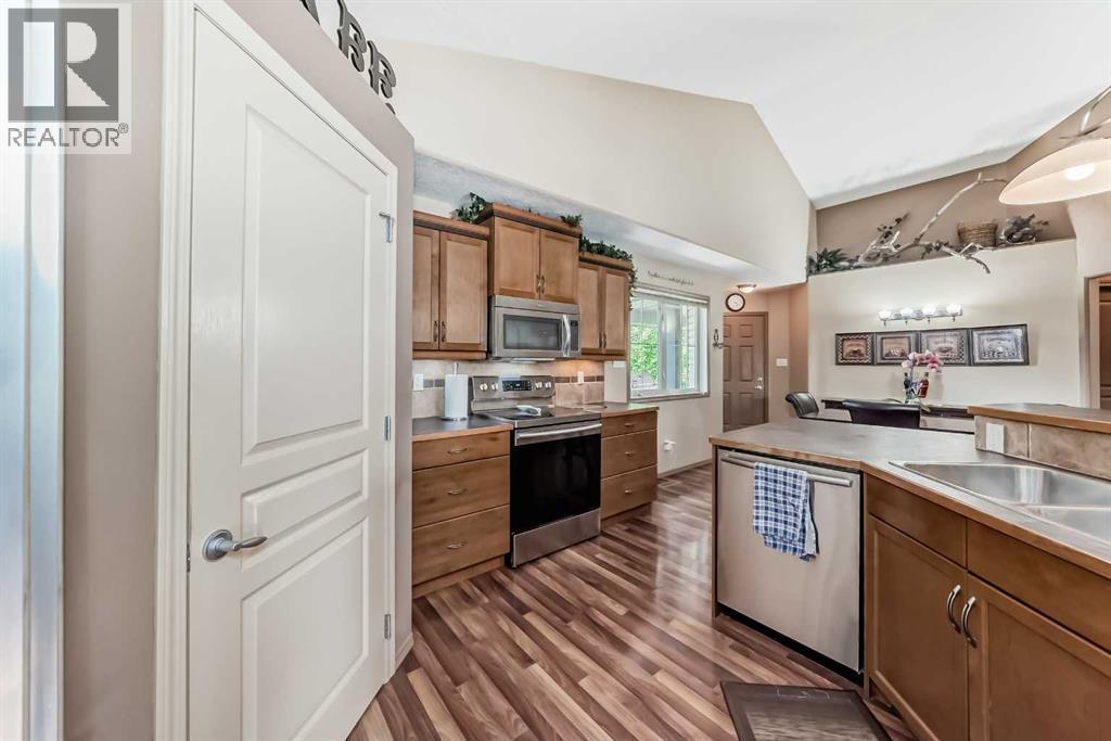 41 Canyoncrest Point W, Lethbridge, AB - Indoor Photo Showing Kitchen