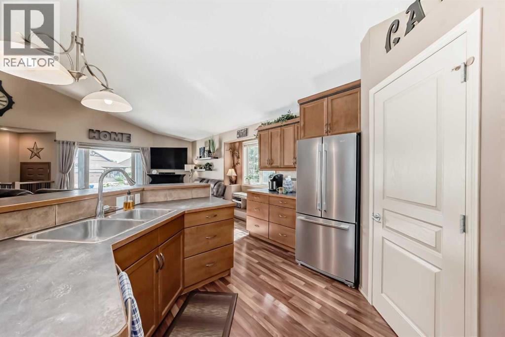 41 Canyoncrest Point W, Lethbridge, AB - Indoor Photo Showing Kitchen With Double Sink