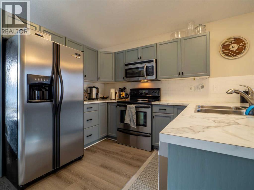 263 Mt Sunburst Way W, Lethbridge, AB - Indoor Photo Showing Kitchen With Double Sink