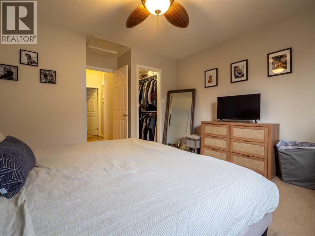263 Mt Sunburst Way W, Lethbridge, AB - Indoor Photo Showing Bedroom