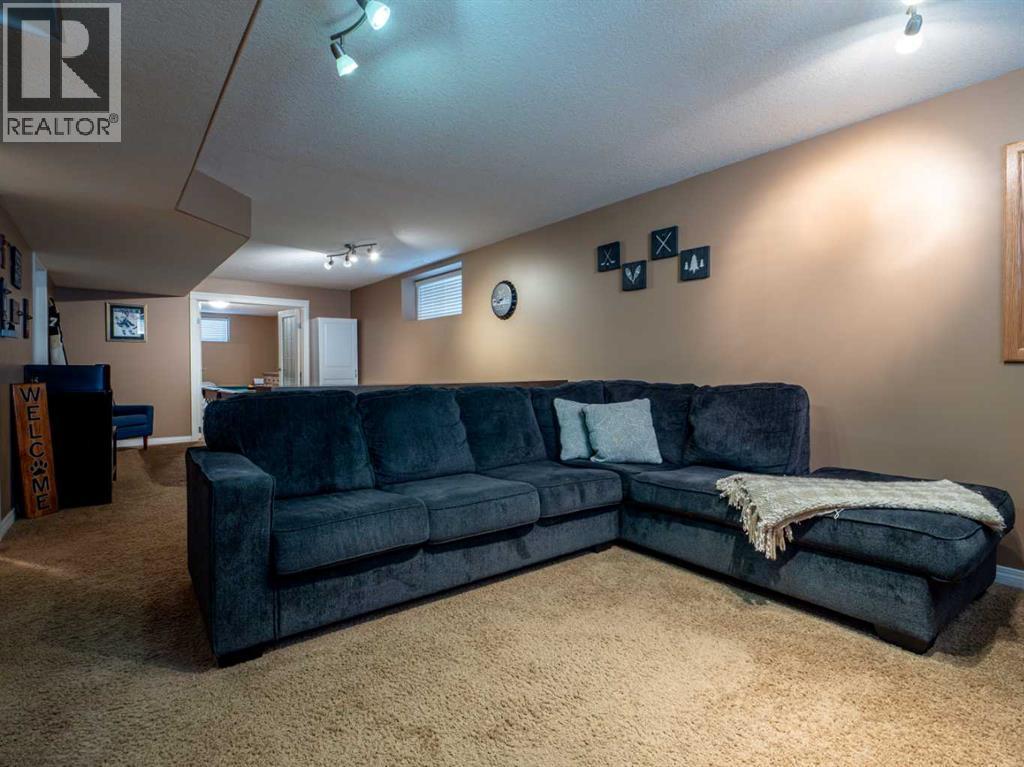 263 Mt Sunburst Way W, Lethbridge, AB - Indoor Photo Showing Living Room