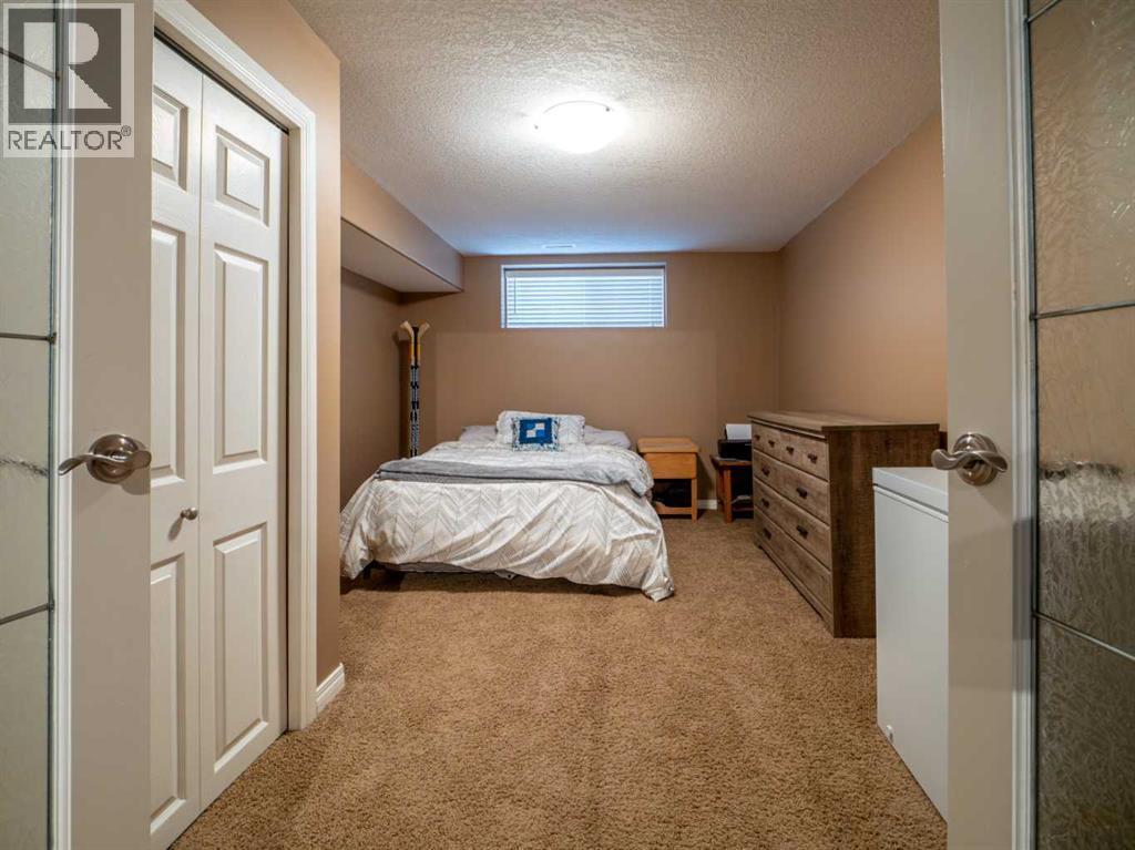 263 Mt Sunburst Way W, Lethbridge, AB - Indoor Photo Showing Bedroom