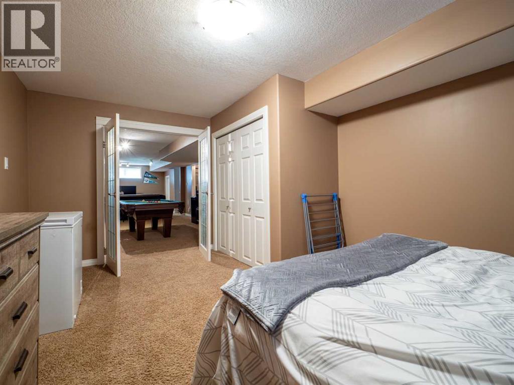 263 Mt Sunburst Way W, Lethbridge, AB - Indoor Photo Showing Bedroom