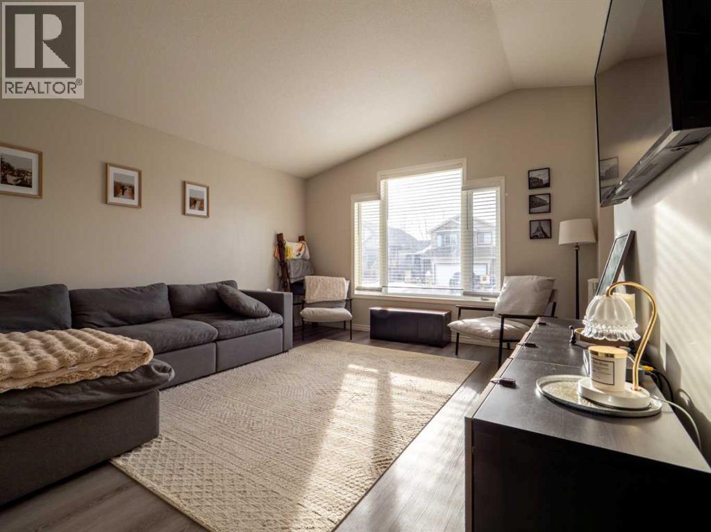 263 Mt Sunburst Way W, Lethbridge, AB - Indoor Photo Showing Living Room