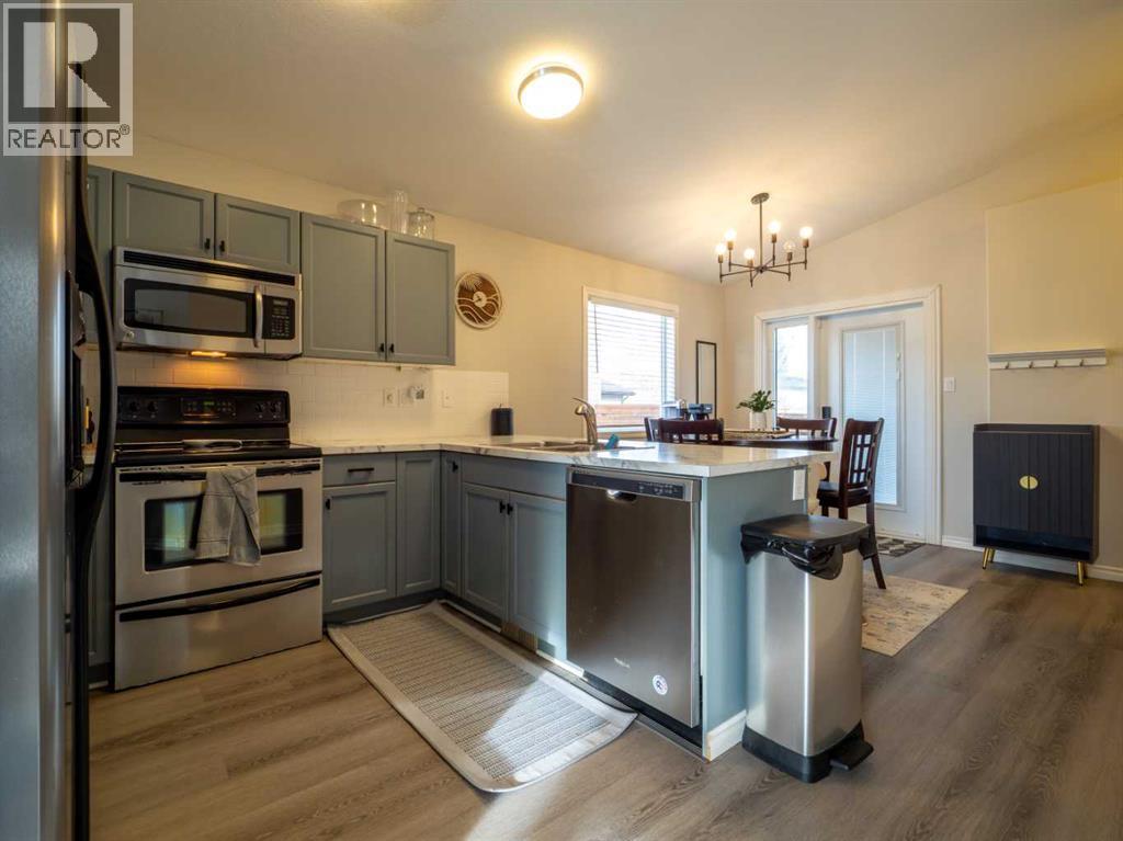 263 Mt Sunburst Way W, Lethbridge, AB - Indoor Photo Showing Kitchen