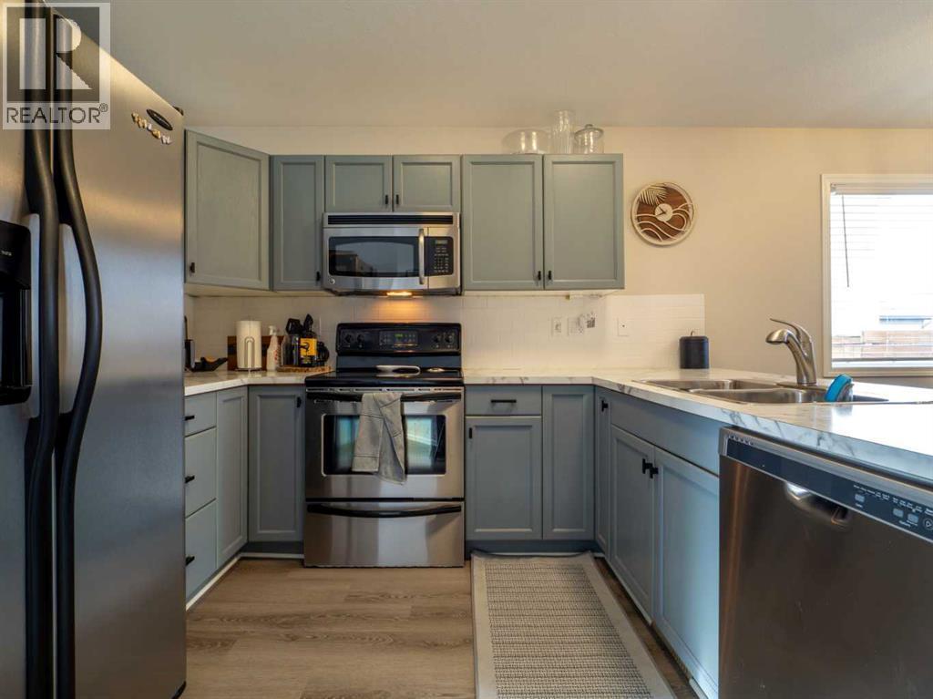 263 Mt Sunburst Way W, Lethbridge, AB - Indoor Photo Showing Kitchen With Double Sink