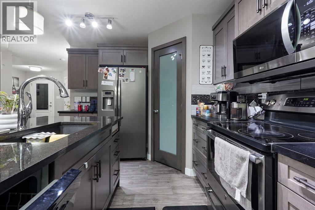 774 Marie Van Haarlem Crescent N, Lethbridge, AB - Indoor Photo Showing Kitchen With Upgraded Kitchen