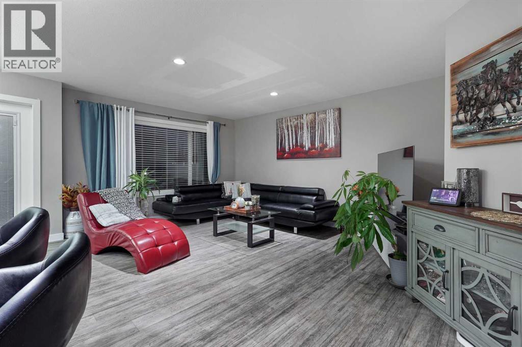 774 Marie Van Haarlem Crescent N, Lethbridge, AB - Indoor Photo Showing Living Room