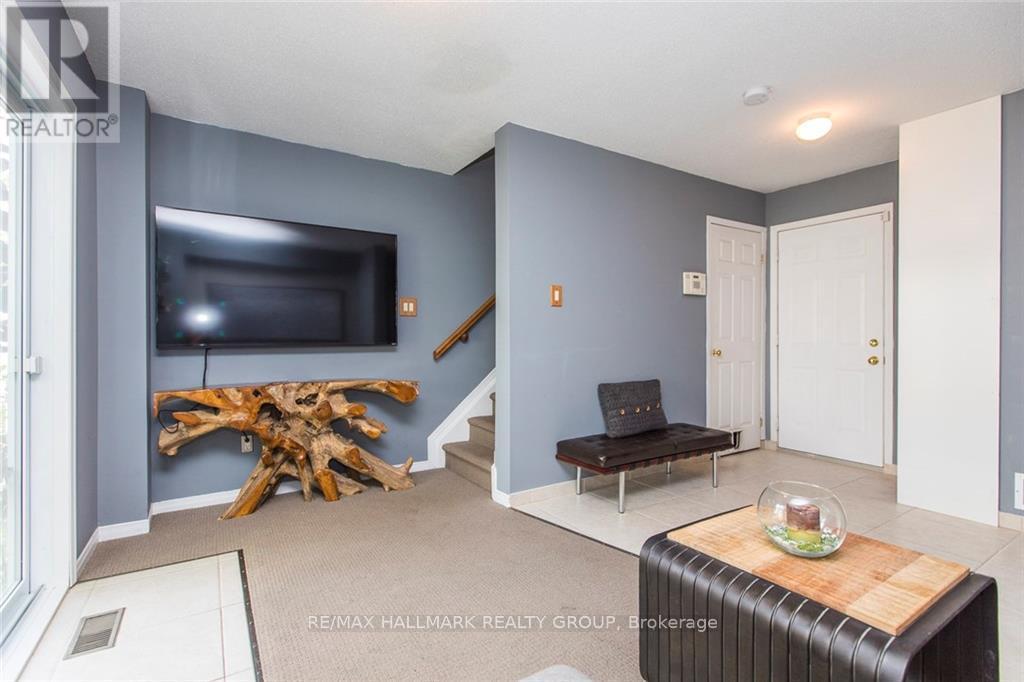 20 Yorkville Street, Ottawa, ON - Indoor Photo Showing Living Room