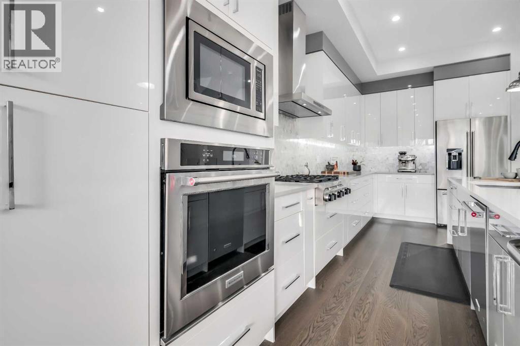 2415 25 Avenue Nw, Calgary, AB - Indoor Photo Showing Kitchen With Upgraded Kitchen