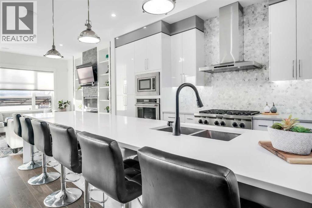 2415 25 Avenue Nw, Calgary, AB - Indoor Photo Showing Kitchen With Double Sink With Upgraded Kitchen