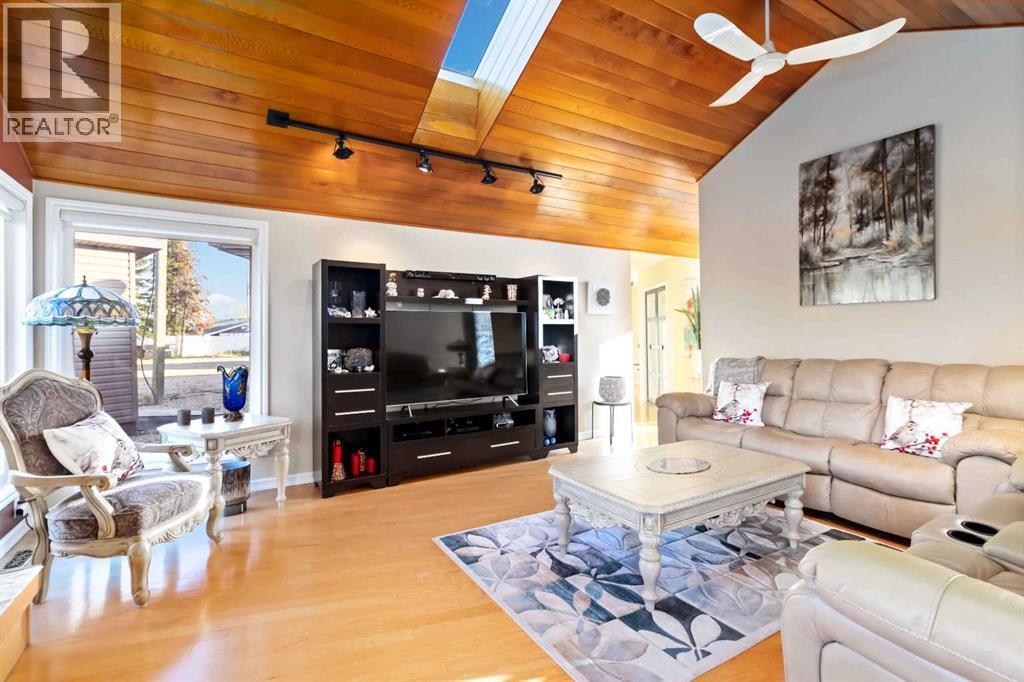 39 Poplar Crescent, Gregoire Lake Estates, AB - Indoor Photo Showing Living Room