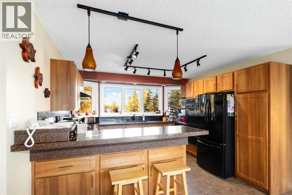 39 Poplar Crescent, Gregoire Lake Estates, AB - Indoor Photo Showing Kitchen