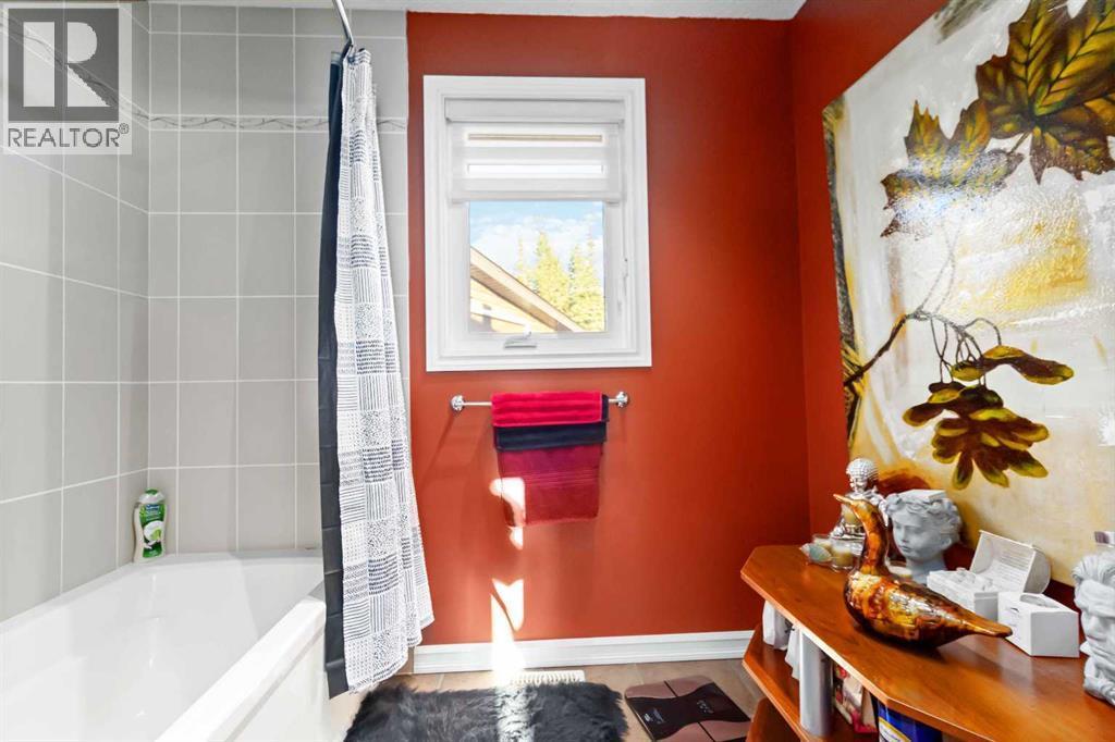 39 Poplar Crescent, Gregoire Lake Estates, AB - Indoor Photo Showing Bathroom