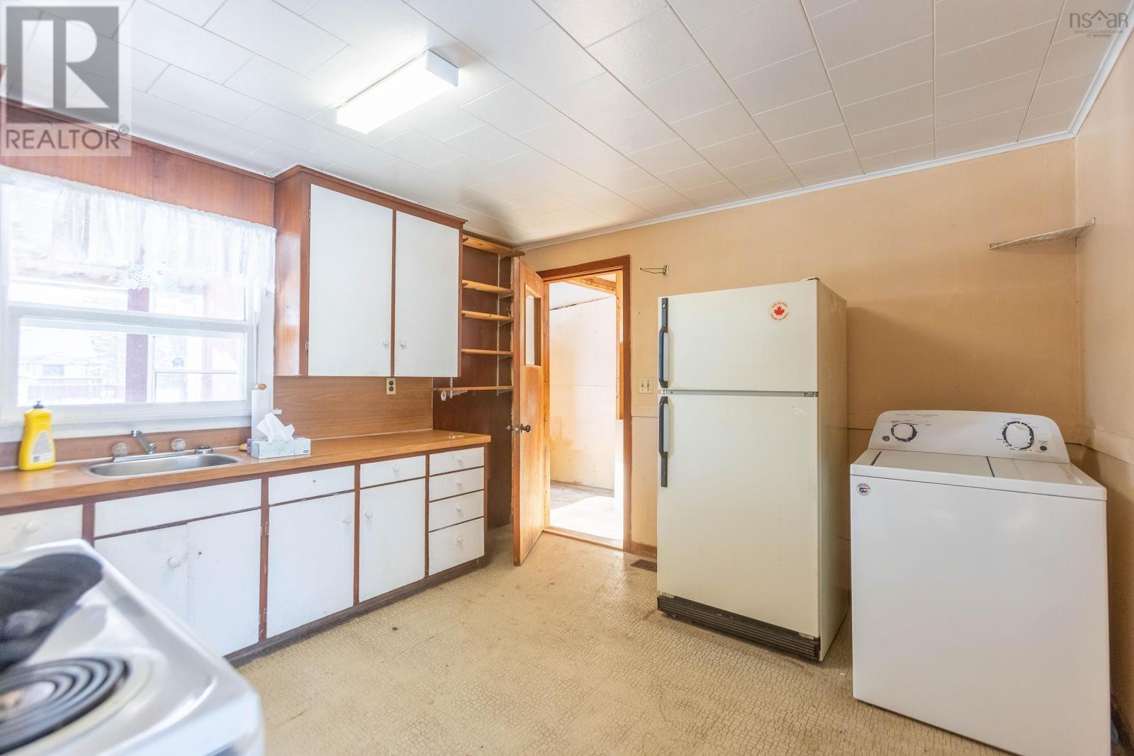 1 Boylston Avenue, Amherst, NS - Indoor Photo Showing Other Room