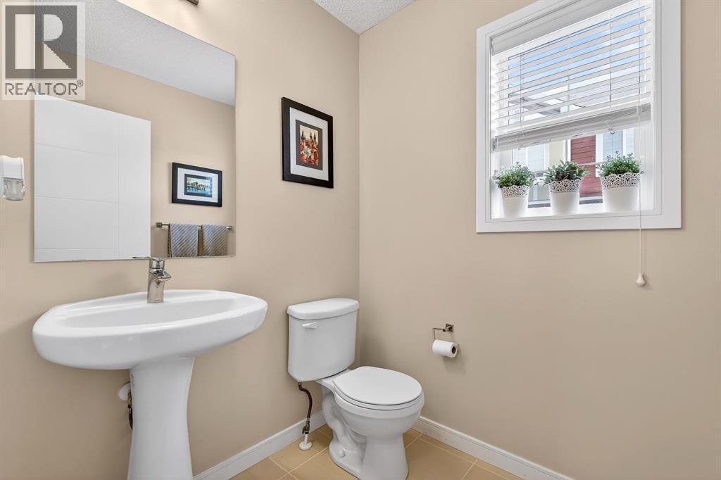 330 Marquis Lane Se, Calgary, AB - Indoor Photo Showing Bathroom