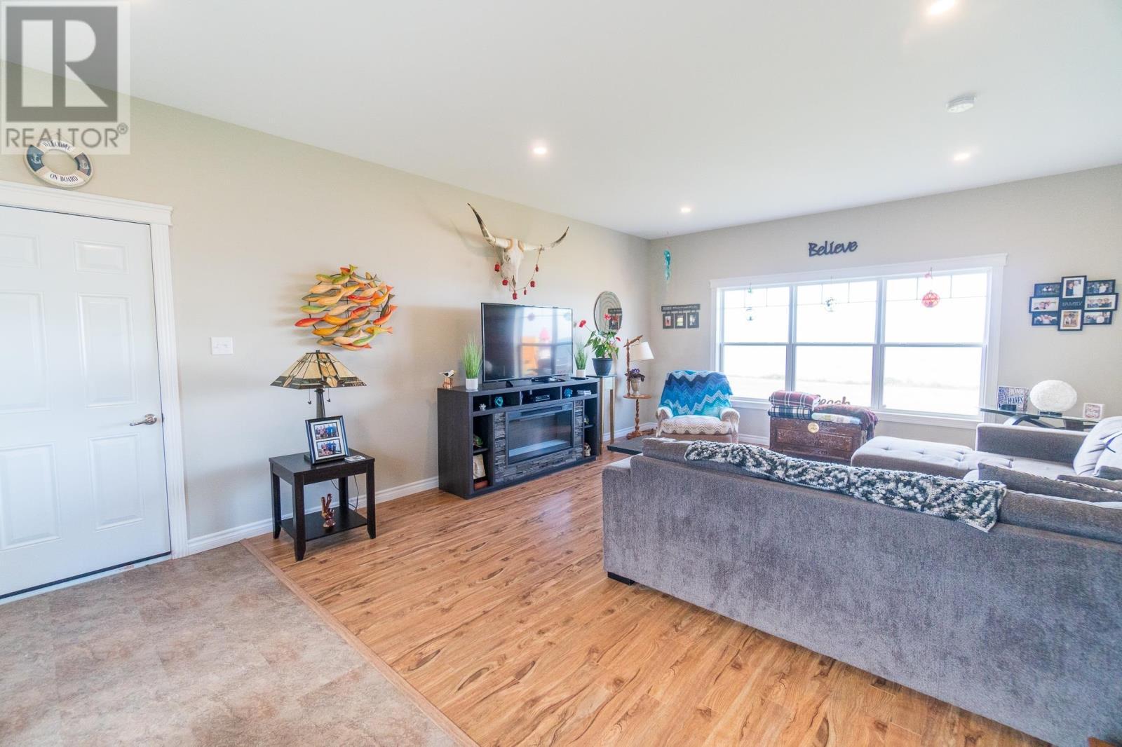 18 Shore Rd E, Hampton, PE - Indoor Photo Showing Living Room