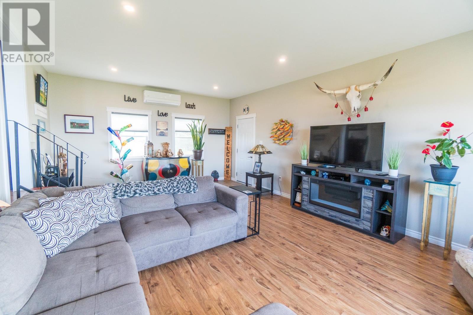 18 Shore Rd E, Hampton, PE - Indoor Photo Showing Living Room