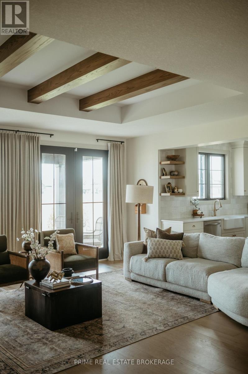 78 Optimist Drive, Southwold, ON - Indoor Photo Showing Living Room
