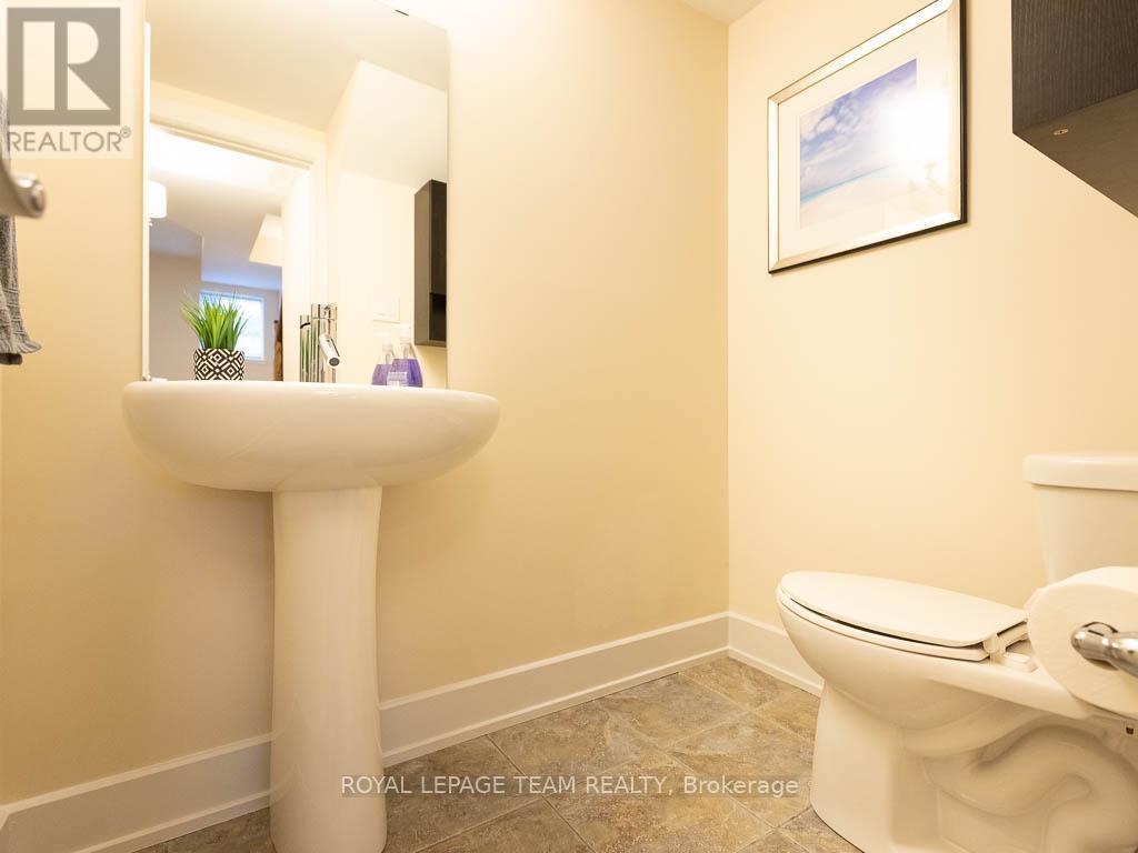 112 Greenfield Avenue, Ottawa, ON - Indoor Photo Showing Bathroom