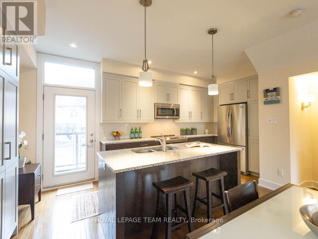 112 Greenfield Avenue, Ottawa, ON - Indoor Photo Showing Kitchen With Double Sink With Upgraded Kitchen