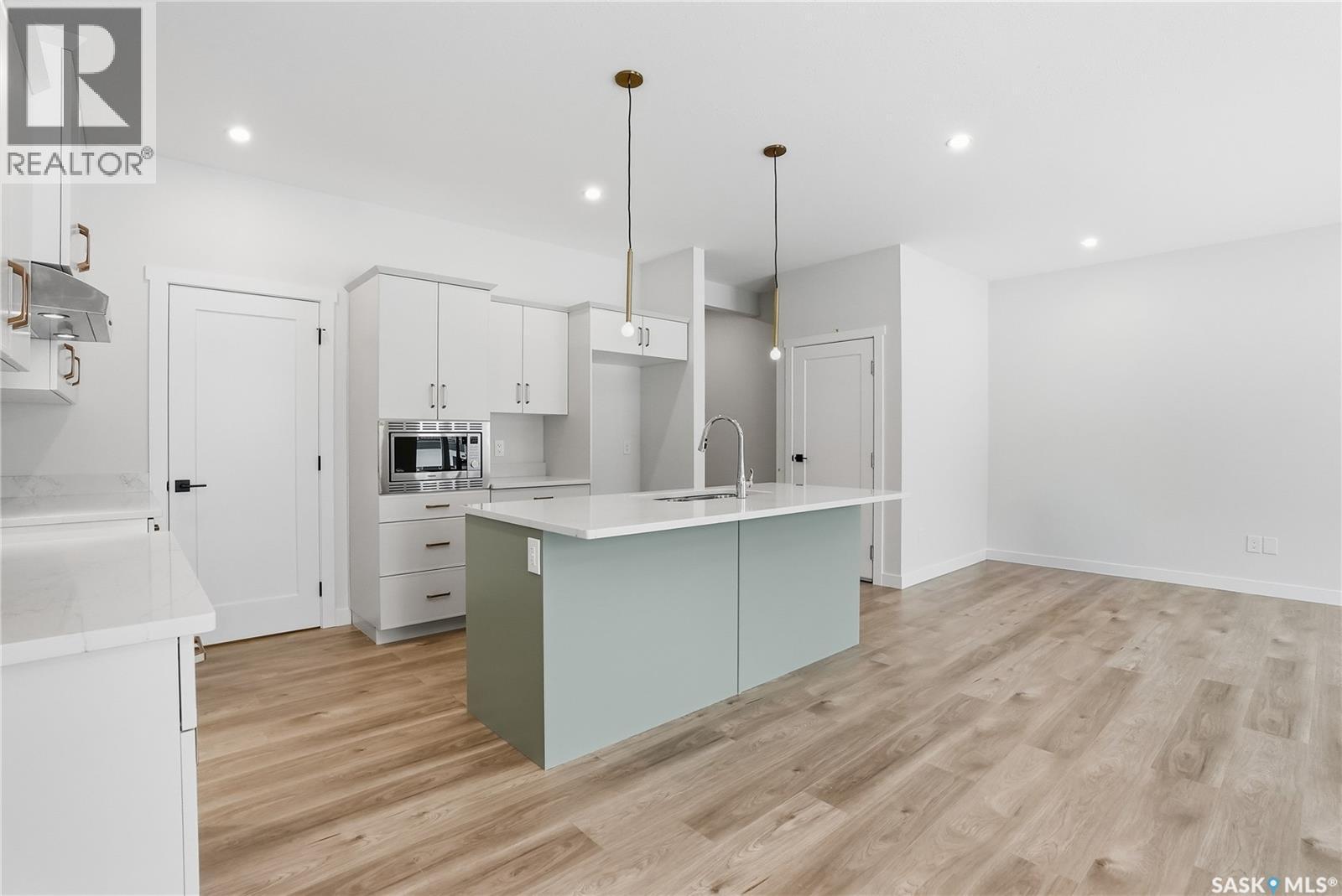 334 Katz Avenue, Saskatoon, SK - Indoor Photo Showing Kitchen With Upgraded Kitchen