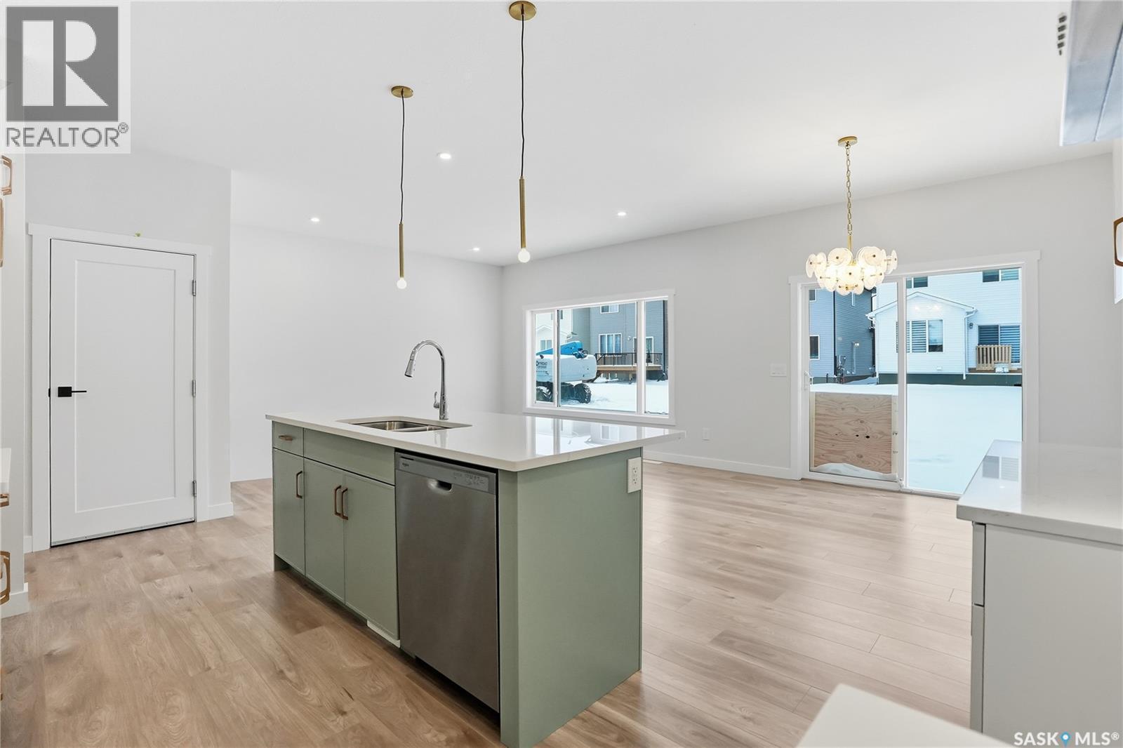 334 Katz Avenue, Saskatoon, SK - Indoor Photo Showing Kitchen With Double Sink