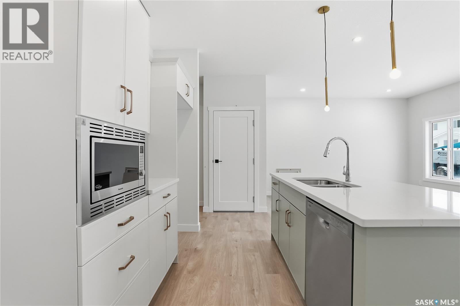 334 Katz Avenue, Saskatoon, SK - Indoor Photo Showing Kitchen With Double Sink With Upgraded Kitchen
