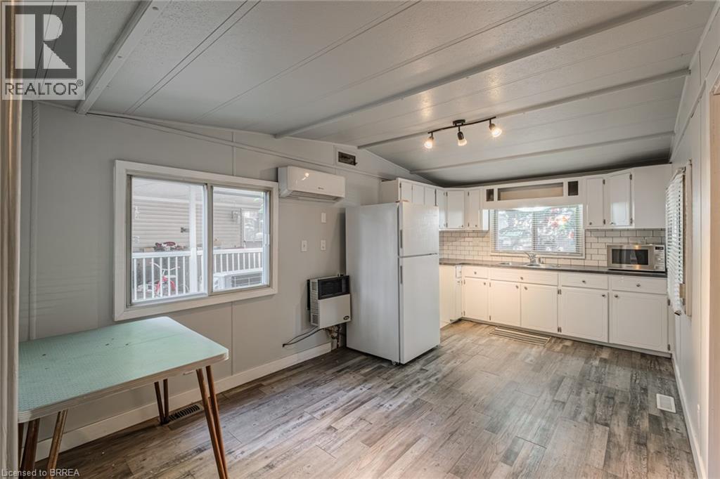 99 Fourth Concession Road Unit# 196, Burford, ON - Indoor Photo Showing Kitchen