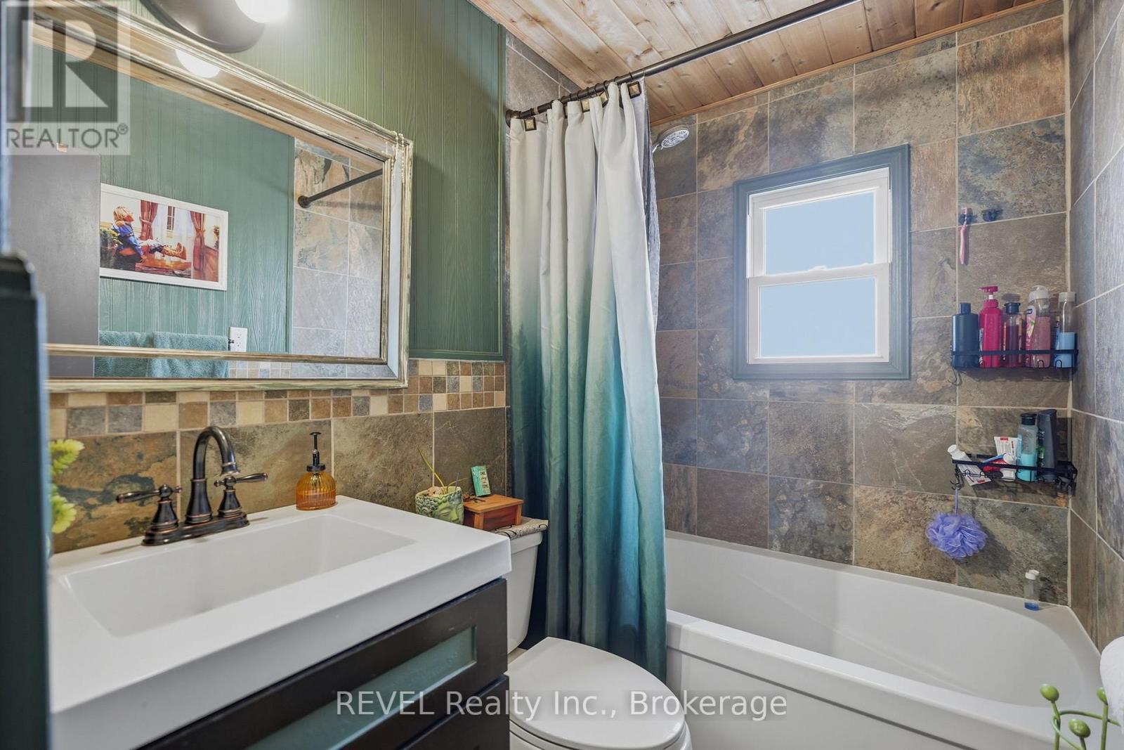 1150 Pettit Road, Fort Erie (Crescent Park), ON - Indoor Photo Showing Bathroom
