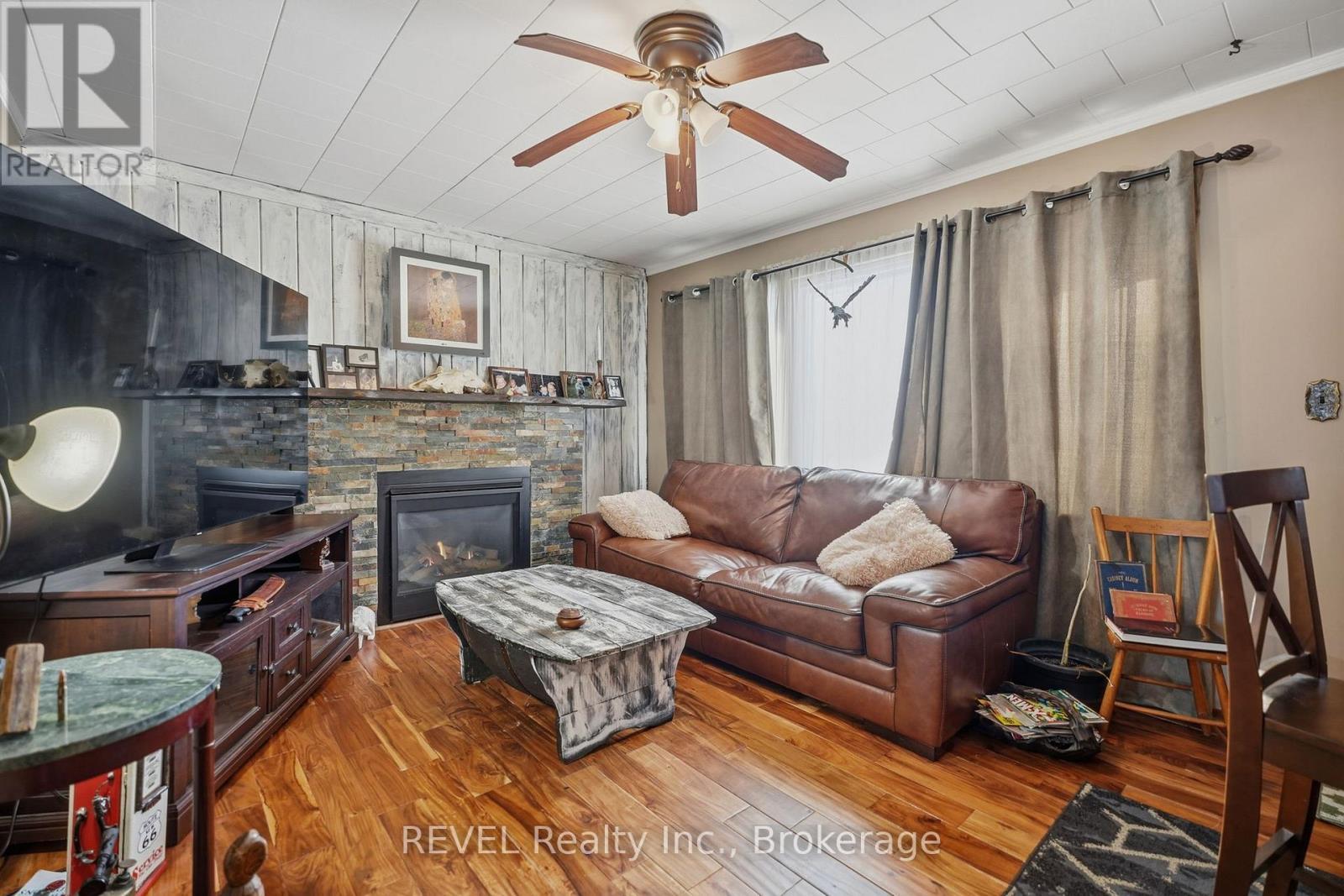 1150 Pettit Road, Fort Erie (Crescent Park), ON - Indoor Photo Showing Living Room With Fireplace