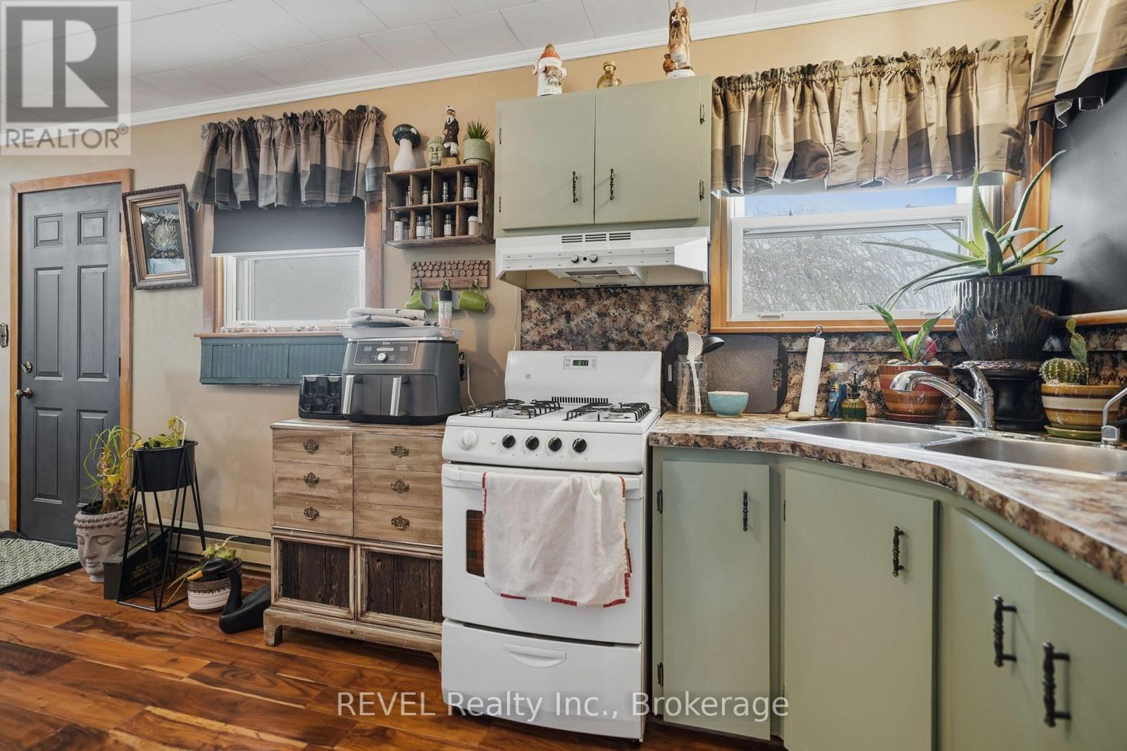 1150 Pettit Road, Fort Erie (Crescent Park), ON - Indoor Photo Showing Kitchen With Double Sink