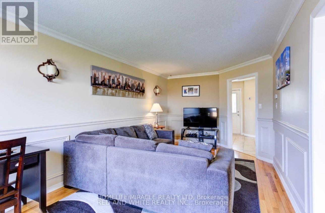 12 Haskell Road E, Cambridge, ON - Indoor Photo Showing Living Room