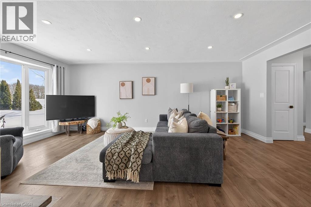 4024 River Road, Caledonia, ON - Indoor Photo Showing Living Room