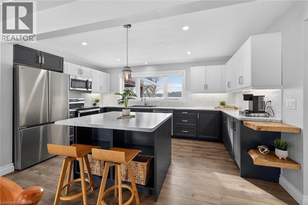 4024 River Road, Caledonia, ON - Indoor Photo Showing Kitchen With Upgraded Kitchen