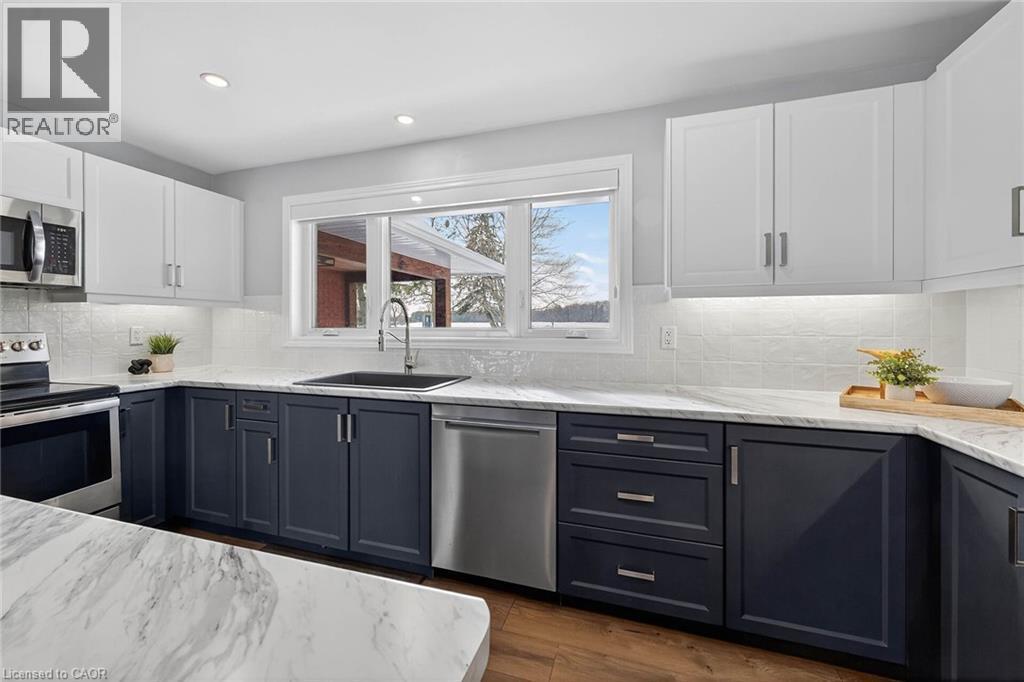 4024 River Road, Caledonia, ON - Indoor Photo Showing Kitchen With Upgraded Kitchen