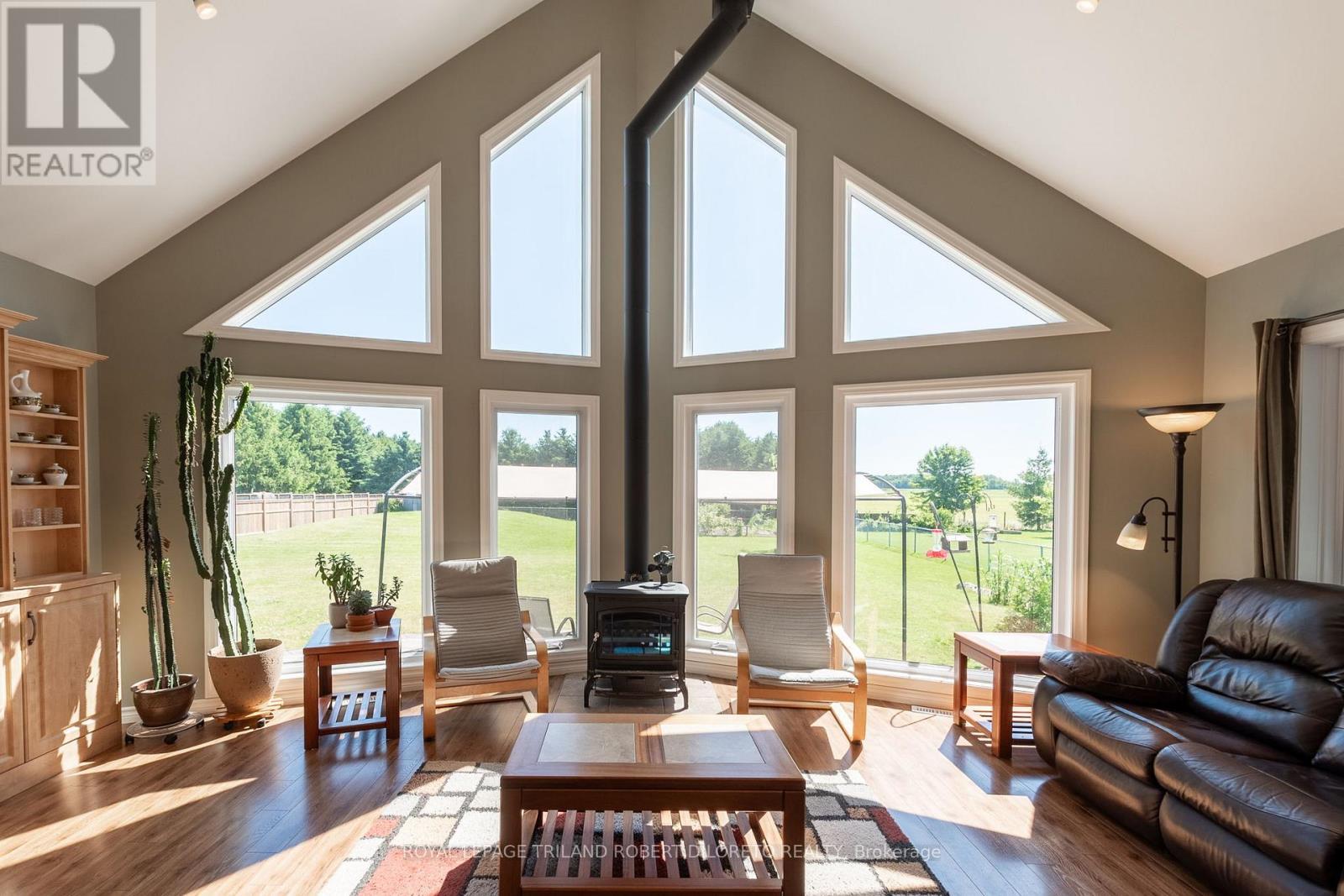 22910 Highbury Avenue N, Middlesex Centre (Bryanston), ON - Indoor Photo Showing Living Room