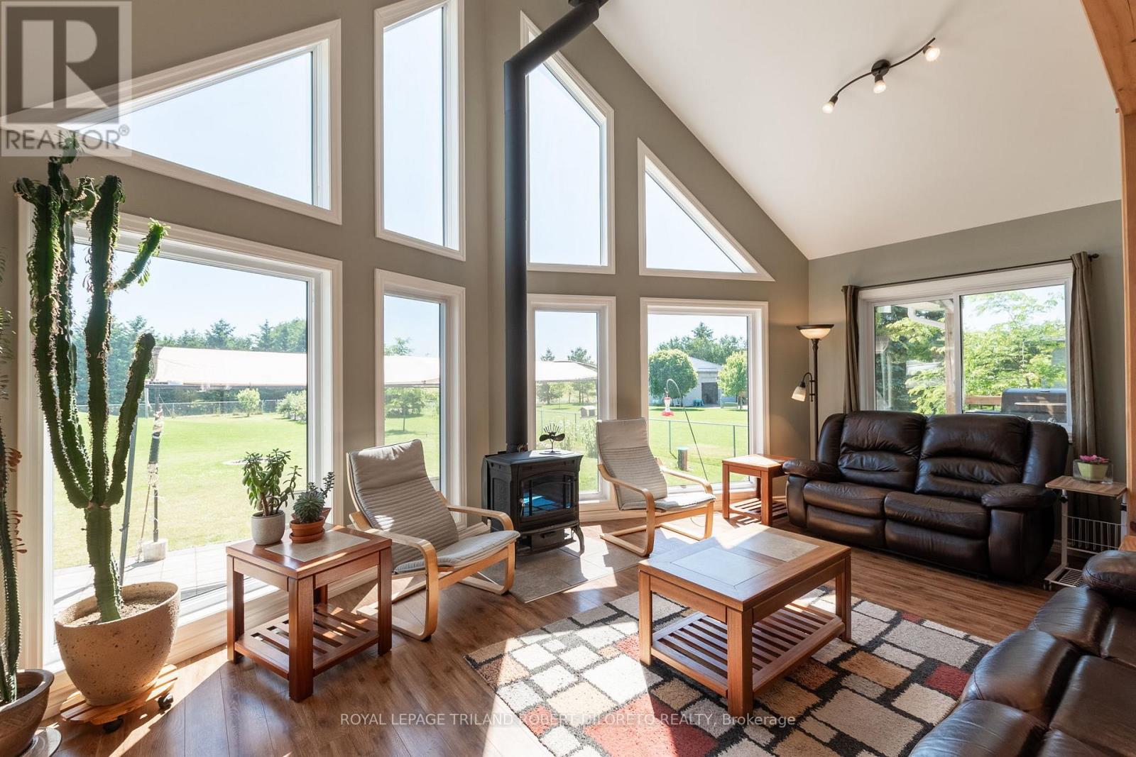 22910 Highbury Avenue N, Middlesex Centre (Bryanston), ON - Indoor Photo Showing Living Room