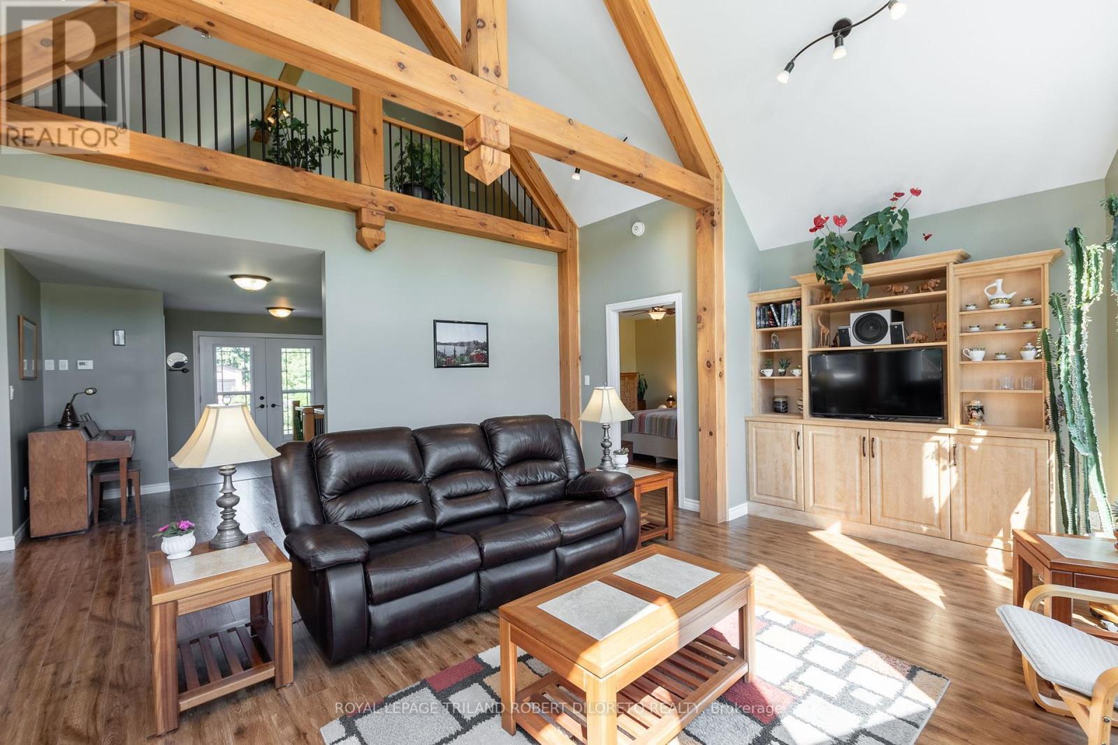 22910 Highbury Avenue N, Middlesex Centre (Bryanston), ON - Indoor Photo Showing Living Room