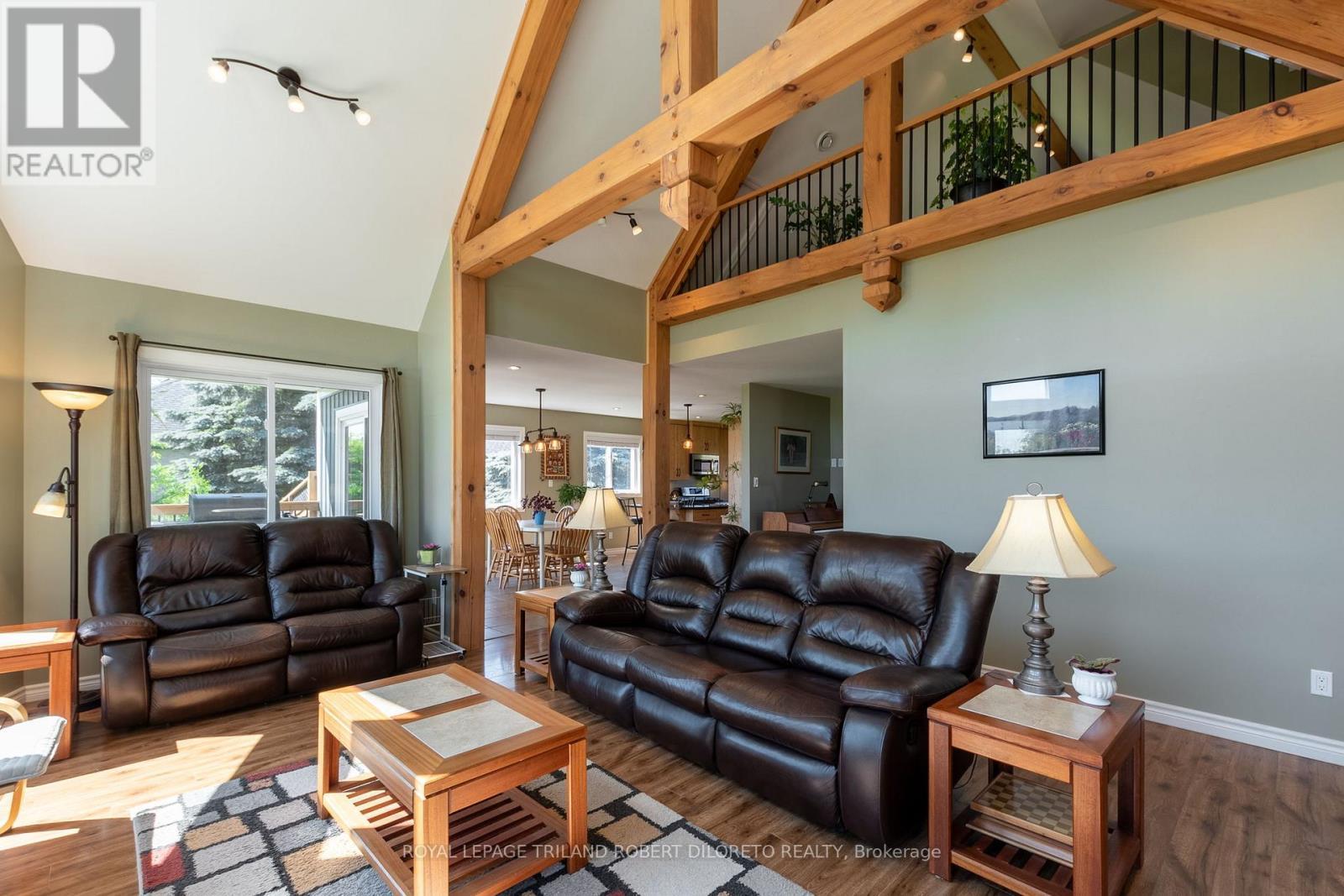 22910 Highbury Avenue N, Middlesex Centre (Bryanston), ON - Indoor Photo Showing Living Room