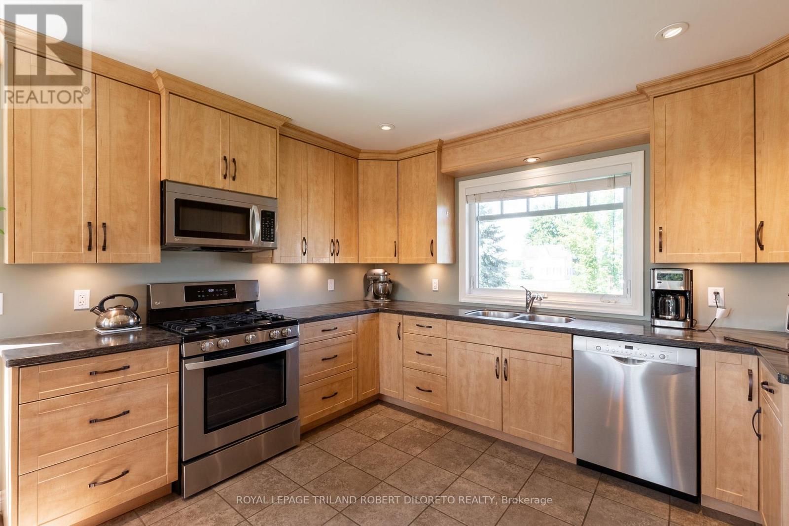 22910 Highbury Avenue N, Middlesex Centre (Bryanston), ON - Indoor Photo Showing Kitchen With Stainless Steel Kitchen With Double Sink