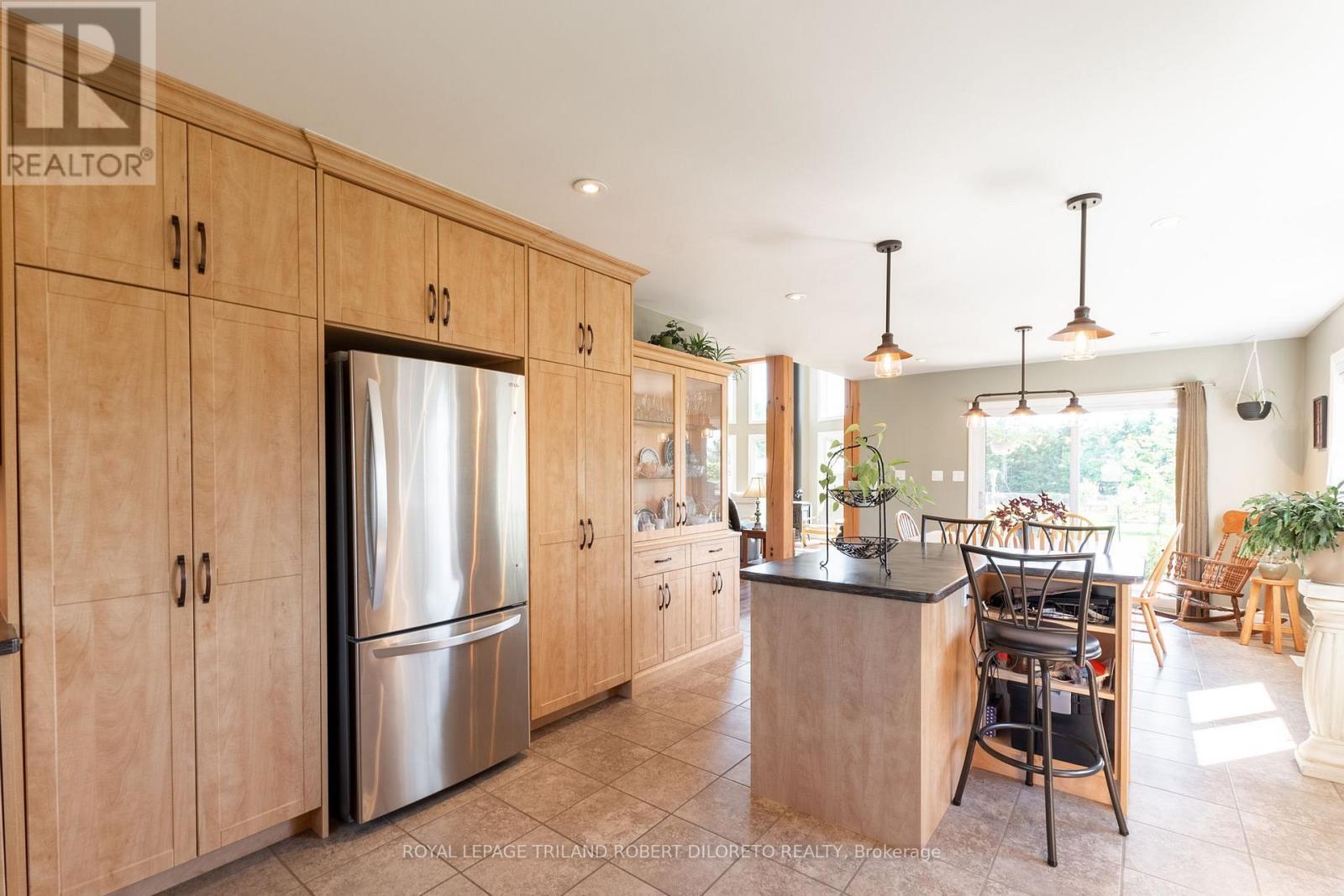22910 Highbury Avenue N, Middlesex Centre (Bryanston), ON - Indoor Photo Showing Kitchen