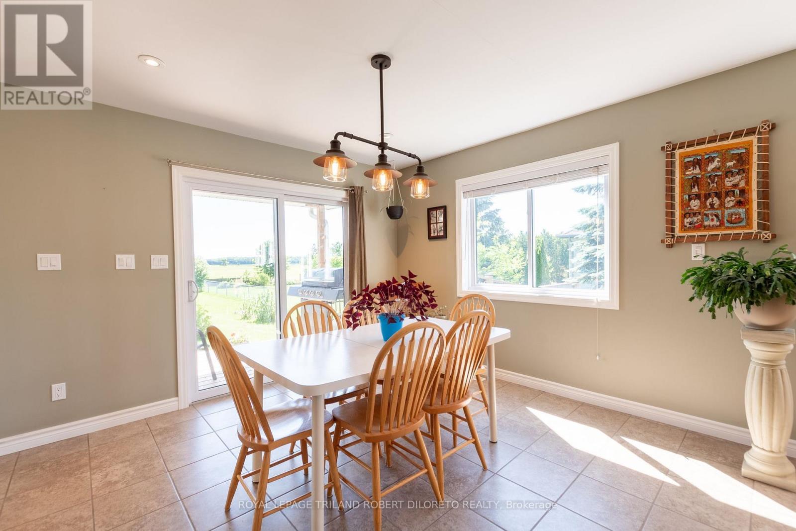22910 Highbury Avenue N, Middlesex Centre (Bryanston), ON - Indoor Photo Showing Dining Room