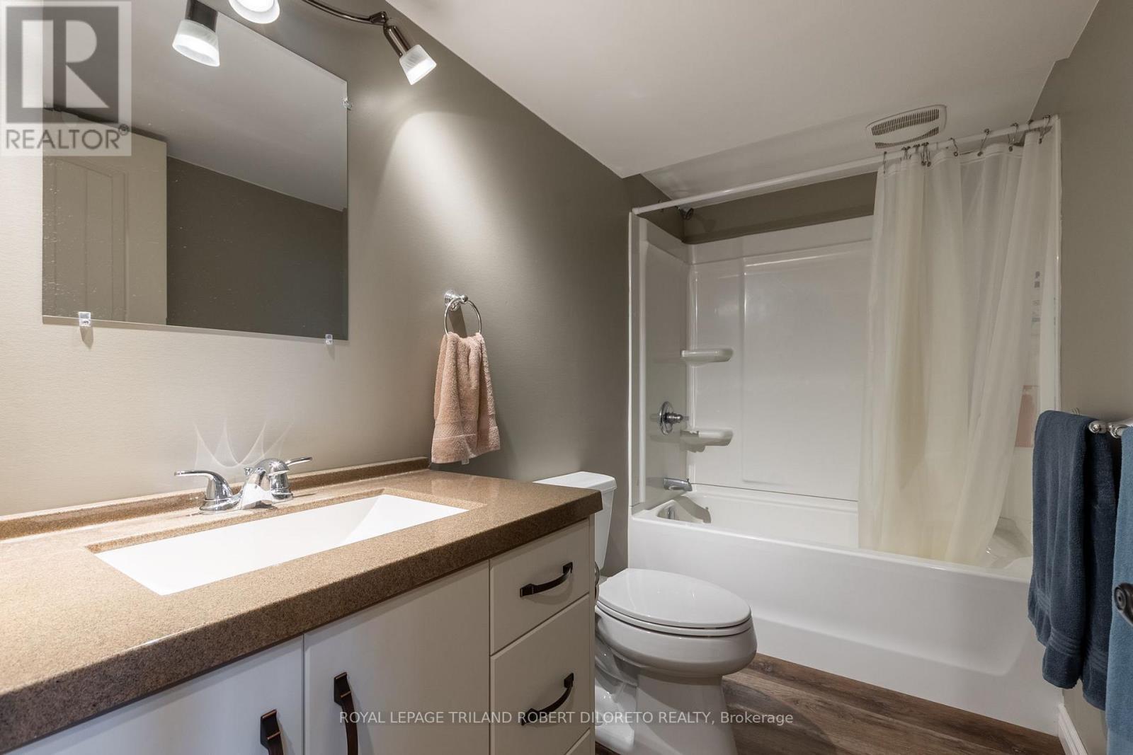 22910 Highbury Avenue N, Middlesex Centre (Bryanston), ON - Indoor Photo Showing Bathroom