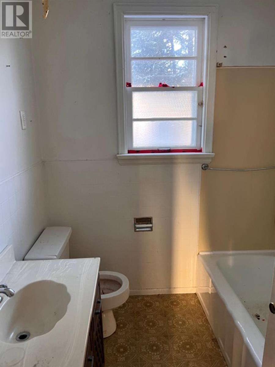 527 Court St N, Thunder Bay, ON - Indoor Photo Showing Bathroom