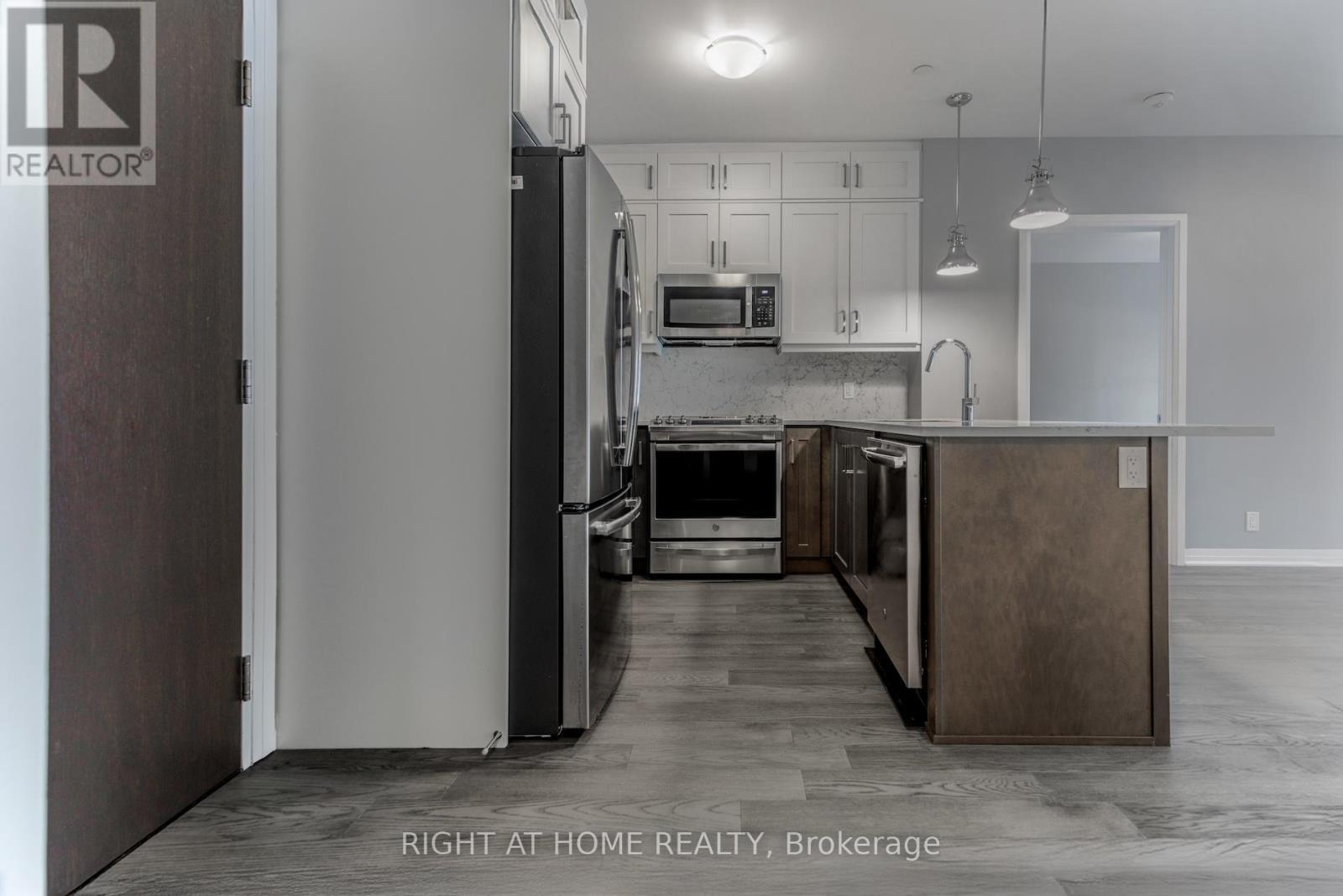 109 - 102 Grovewood Common, Oakville, ON - Indoor Photo Showing Kitchen With Upgraded Kitchen