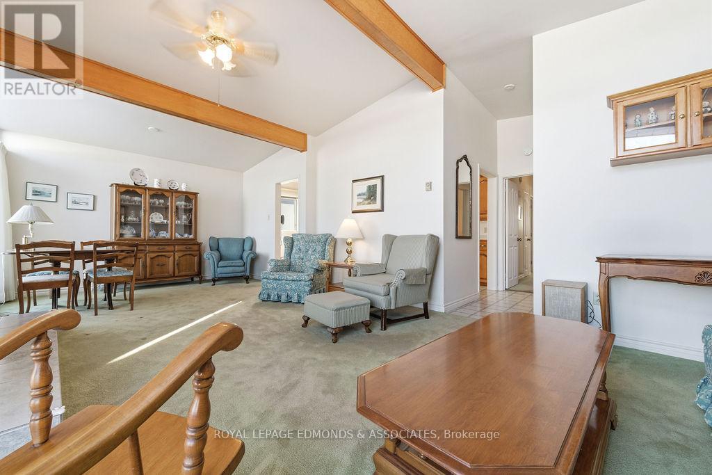 528 Irving Street, Pembroke, ON - Indoor Photo Showing Living Room