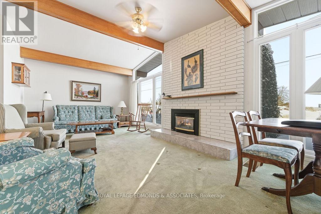 528 Irving Street, Pembroke, ON - Indoor Photo Showing Living Room With Fireplace