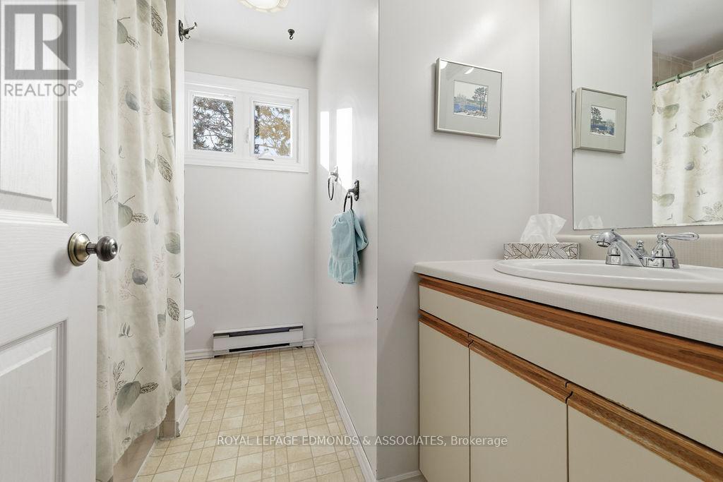528 Irving Street, Pembroke, ON - Indoor Photo Showing Bathroom
