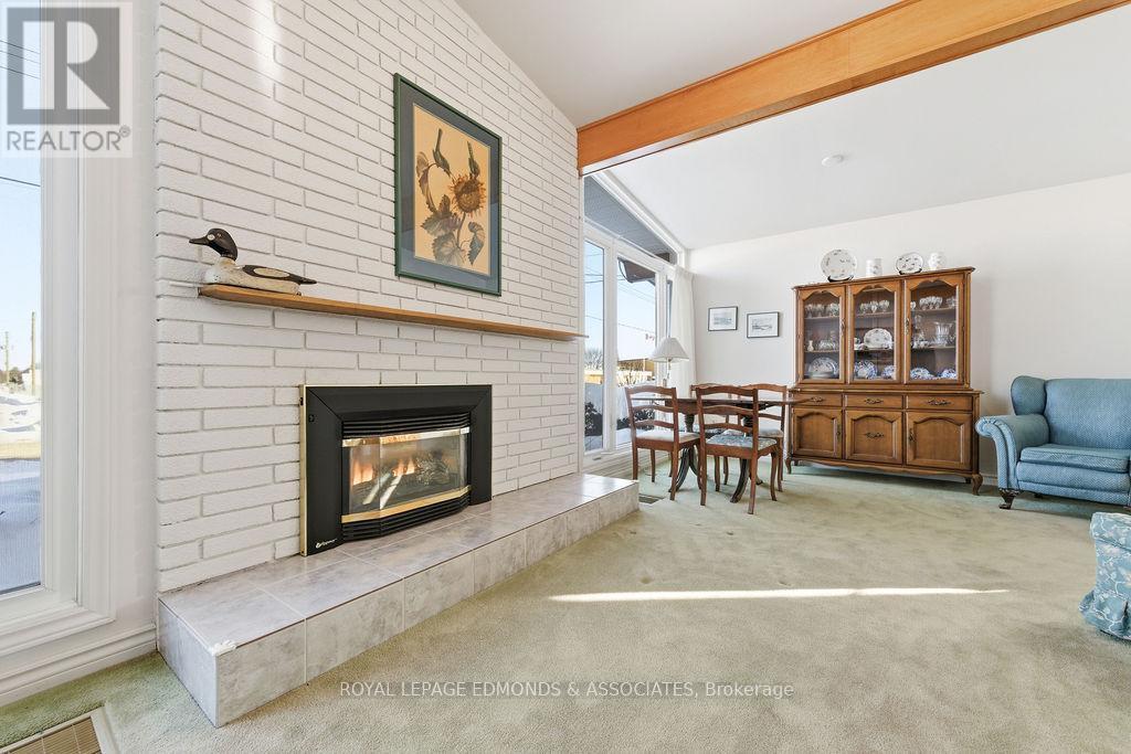 528 Irving Street, Pembroke, ON - Indoor Photo Showing Living Room With Fireplace